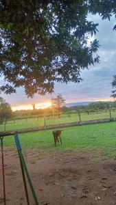 Η ανατολή ή δύση του ηλίου όπως φαίνεται από αυτό το πανδοχείο ή από εκεί κοντά