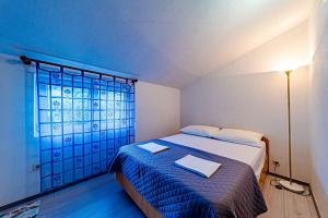 ein kleines Schlafzimmer mit einem Bett und einem Fenster in der Unterkunft Apartments with parking space Trpanj, Peljesac - 257 in Trpanj