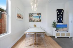 Un comedor con mesa y sillas en Minty, en Warrnambool