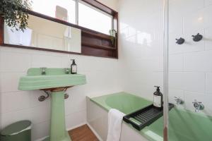 y baño con lavabo verde y bañera. en Minty, en Warrnambool 11 fotos más