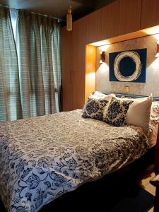 马尼拉McKinley Hills BGC Taguig City Condo的卧室里有一张床，床铺有蓝白相间的被子