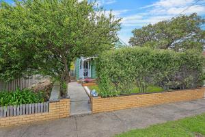 una cerca de ladrillo frente a una casa en Minty, en Warrnambool