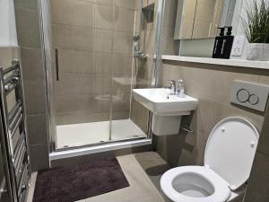 ein Badezimmer mit Dusche, Toilette und Waschbecken in der Unterkunft The Skyline 2 - London Heathrow Stunning Private Studio Apartment - Family Friendly & Fully Equipped in Harmondsworth