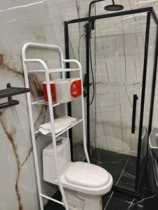 Ένα μπάνιο στο Departamento de tres dormitorios