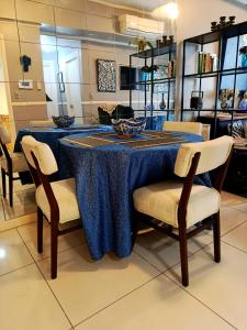 马尼拉McKinley Hills BGC Taguig City Condo的餐桌、蓝桌布和椅子
