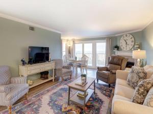 泰比岛Stay-A-While的客厅里有一张沙发和一台电视