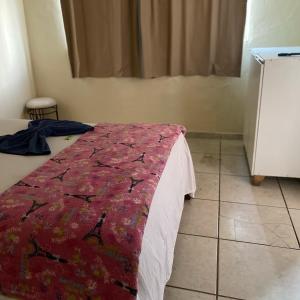 Ένα ή περισσότερα κρεβάτια σε δωμάτιο στο Quarto econômico no centro