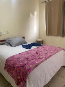 Ένα ή περισσότερα κρεβάτια σε δωμάτιο στο Quarto econômico no centro