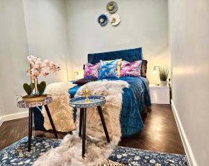 ein Schlafzimmer mit einem blauen Bett und einem Tisch in der Unterkunft The Skyline 2 - London Heathrow Stunning Private Studio Apartment - Family Friendly & Fully Equipped in Harmondsworth