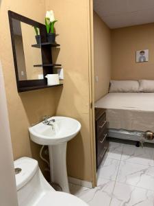 Ένα μπάνιο στο Milo's Hostel and Residences