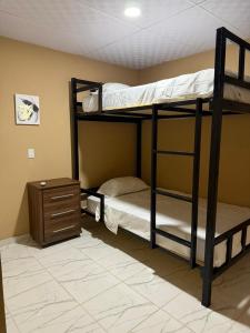 Ένα ή περισσότερα κρεβάτια σε δωμάτιο στο Milo's Hostel and Residences