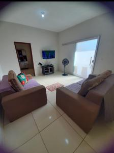 Una sala de estar con dos sofás y un televisor. en Casa da Meire, en Prado