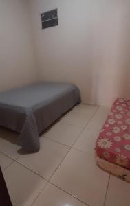 Un dormitorio pequeño con una cama y una alfombra. en Casa da Meire, en Prado