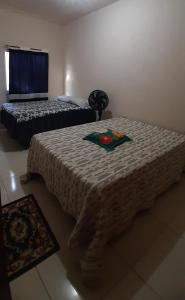 Habitación con 2 camas y mesa con manta. en Casa da Meire, en Prado