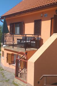 Μπαλκόνι ή βεράντα στο Holiday house with a parking space Volarice, Senj - 24883