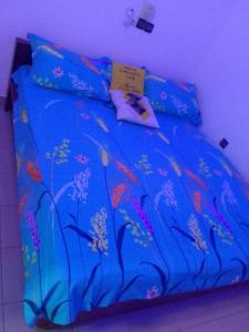 KikaGhi House的一张带鱼的蓝色棉被的床