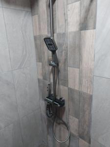 una ducha con cabezal de ducha en una ducha en Departamento Rojavitiva, en General Belgrano