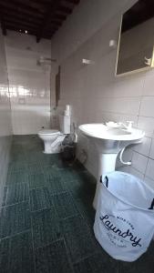 ein Badezimmer mit zwei Toiletten und einem Waschbecken in der Unterkunft Casa Angela María in Caacupé + 9 Fotos