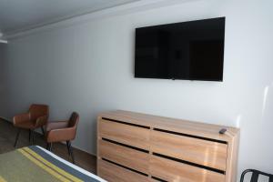 TV a/nebo společenská místnost v ubytování Hotel Block Suites