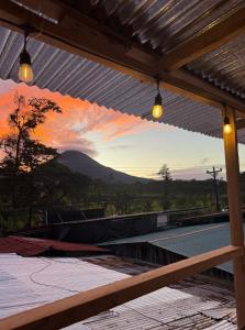 vistas a la puesta de sol desde la terraza de una casa en Blackout Hostel, en Fortuna