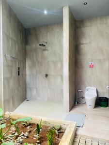 cabina de ducha con aseo en la habitación en Cozy Room W Villa in uluwatu by d'ulu villa, en Uluwatu