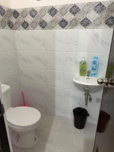 Ένα μπάνιο στο Harveys apartment +6 φωτογραφίες