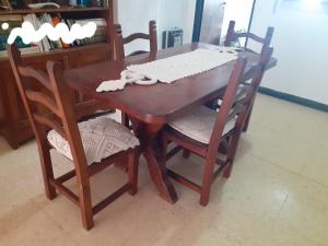 Departamento Luz في كونسيبسيون ديل أوروغواي: طاولة خشبية مع كرسيين وطاولة بها