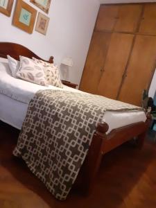 Departamento Luz في كونسيبسيون ديل أوروغواي: غرفة نوم مع سرير مع اللوح الأمامي الخشبي