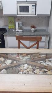 Departamento Luz في كونسيبسيون ديل أوروغواي: منضدة بها طاولة عليها قواقع