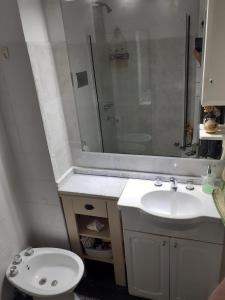 Departamento Luz في كونسيبسيون ديل أوروغواي: حمام مع حوض ودش ومرحاض