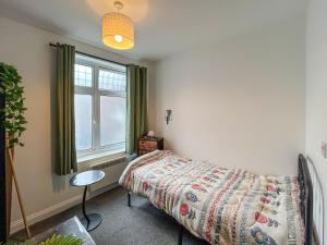 En eller flere senge i et værelse på Flat One + 2 billeder