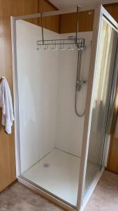 un bagno con box doccia e porta a vetri. di Lakes Main Holiday Park a Lakes Entrance