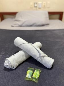 Ένα ή περισσότερα κρεβάτια σε δωμάτιο στο Quarto simples no centro