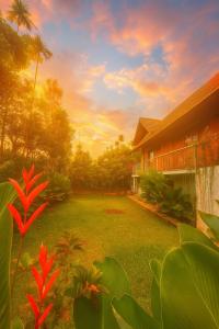 vistas a un patio con una casa en Senthamarai villa, en Sultan Bathery