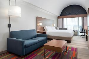 Ένα ή περισσότερα κρεβάτια σε δωμάτιο στο Holiday Inn Express & Suites Macon - I-475 by IHG +24 φωτογραφίες