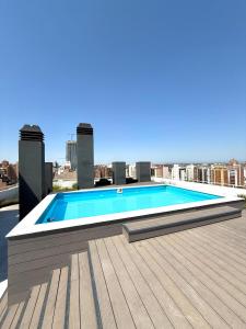 ein Schwimmbad auf dem Dach eines Gebäudes in der Unterkunft Petit Premium Nueva Cba - Oulton in Cordoba