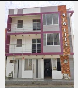 a purple and white building on a city street at Apartamento Roldanillo in Roldanillo