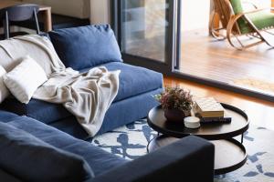 Χώρος καθιστικού στο Kookaburra's Nest - Mountain Views and Luxury Living