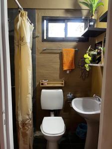 a small bathroom with a toilet and a sink at Armonía y plenitud in Trelew