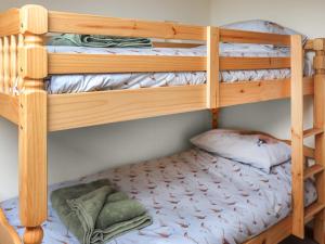 En eller flere senge i et værelse på Cothi Cottage - Uk49588 + 7 billeder