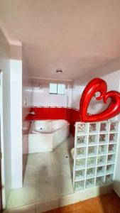 Ένα μπάνιο στο Hostal Paris MYP 2