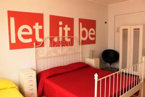 1 dormitorio con cama roja y manta roja en Good House in Vatican, en Roma