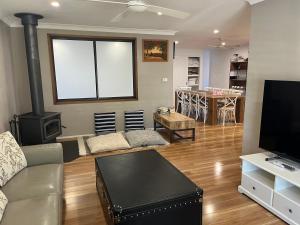 Un televizor și/sau centru de divertisment la OneWorldLove Garden