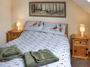 En eller flere senge i et værelse på Cothi Cottage - Uk49588