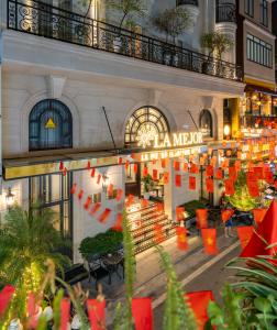 una vista di un ristorante messicano di notte di La Mejor Indochine Hotel a Hanoi