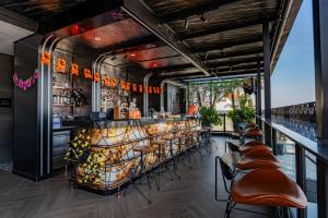 un bar con un mucchio di sedie e un bancone di La Mejor Indochine Hotel a Hanoi Altre 130 foto