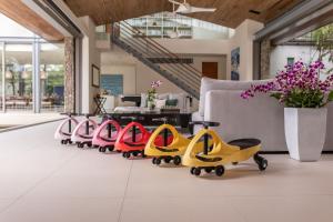 a row of toy cars sitting in a living room at Villa Cielo in Ban Han Pa To