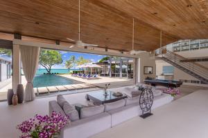 an open living room with a pool and pool table at Villa Cielo in Ban Han Pa To