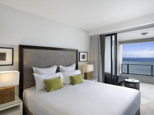 Postel nebo postele na pokoji v ubytování Peppers Soul Surfers Paradise + 120 fotografií