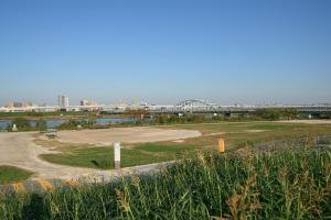 ein leeres Feld mit einer Brücke im Hintergrund in der Unterkunft Skytree View Riverside Terrace in Tokio + 158 Fotos